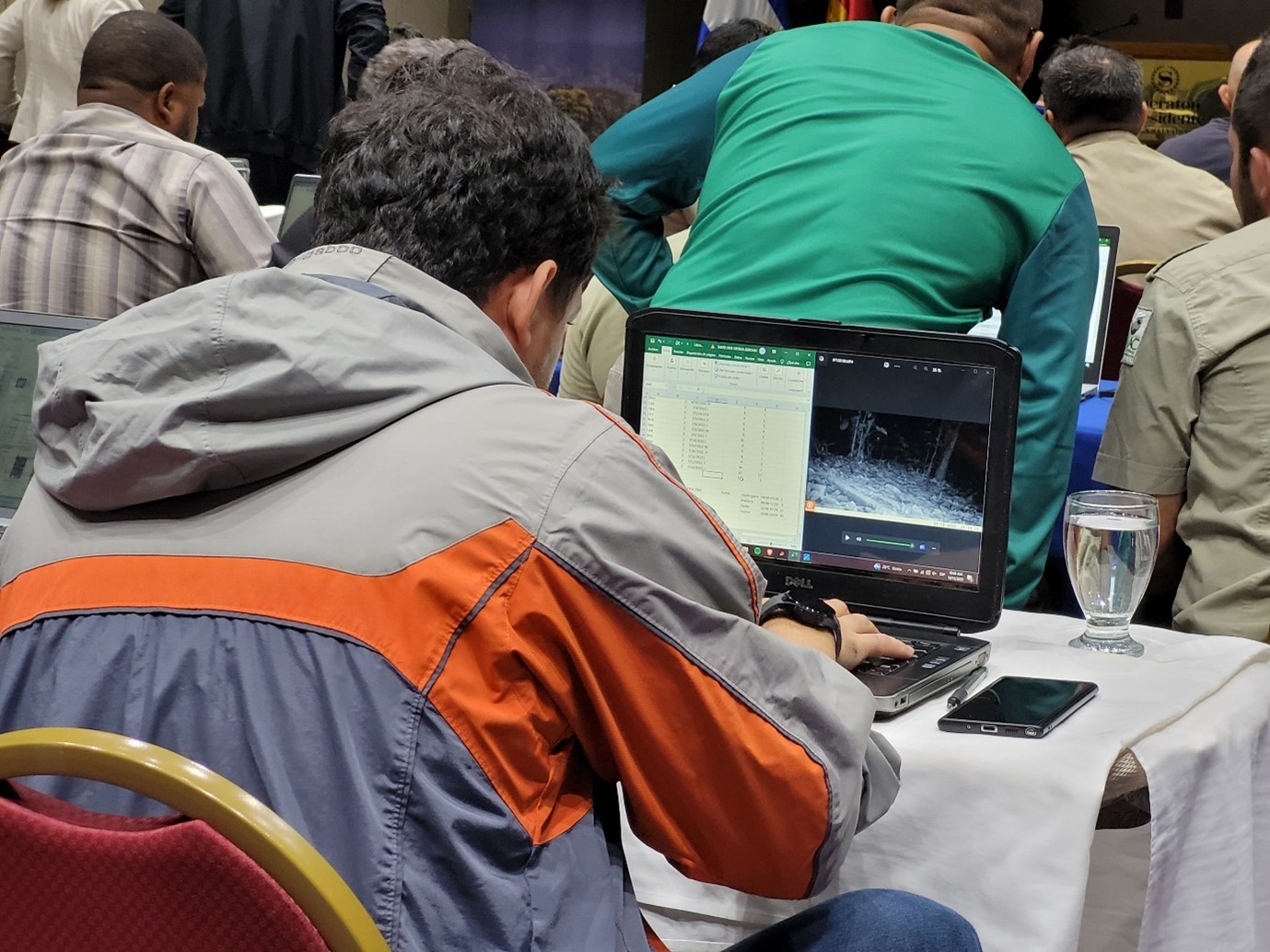 Participante del taller realizando un ejercicio práctico de elaboración de una tabla de frecuencia de especies, utilizando las fotografías de sus cámaras trampa.