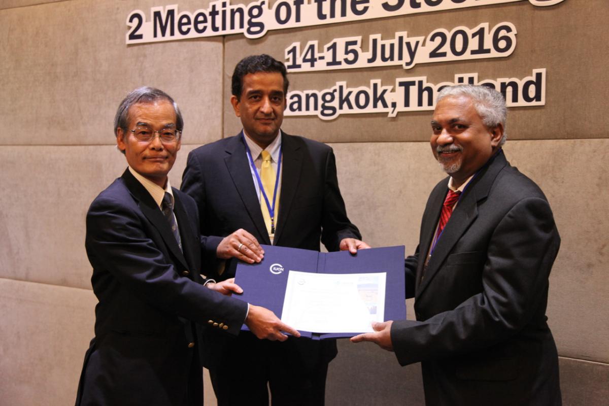  Ambassador Horie, IUCN Councillor and Malik Amin Aslam, IUCN Vice President & Regional Councillor presents the APAP certificate of membership to Mr Roy P. Thomas, Ministry of Environment, Forest and Climate Change, India 
