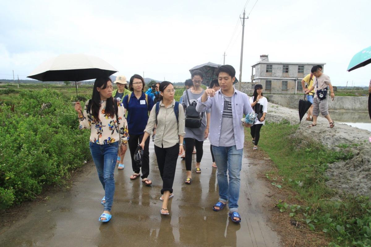 Gu Xunxiang of Hainan Hele-crab Conservation Center introducing their project to other participants 