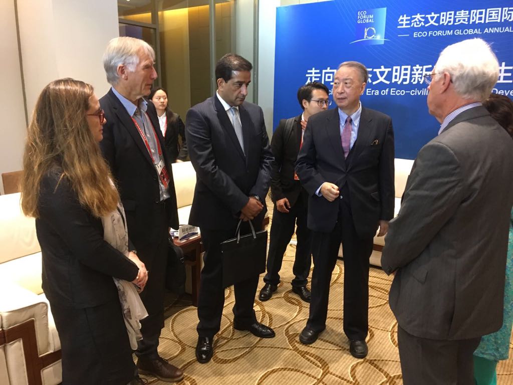 Representantes de la UICN entre los que destacan ZHANG Xinsheng, Presidente de la UICN intercambiaron  experiencias con el Vice Gobernador LU Yongzheng de la provincia de Guizhou, China.