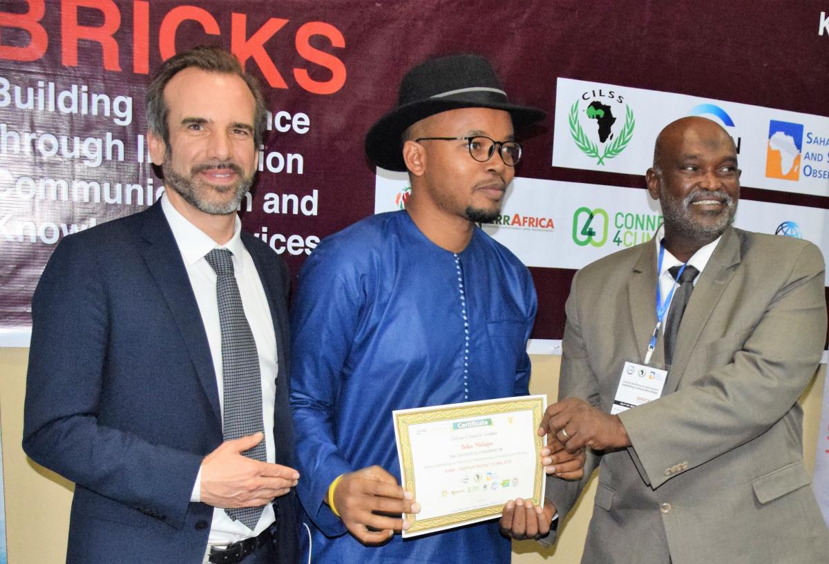 Teko Nhlap NEPAD receives certificate from host Ali Hamid Osman and Peter Paul van Kempen BRICKS workshop Sudan, 2018