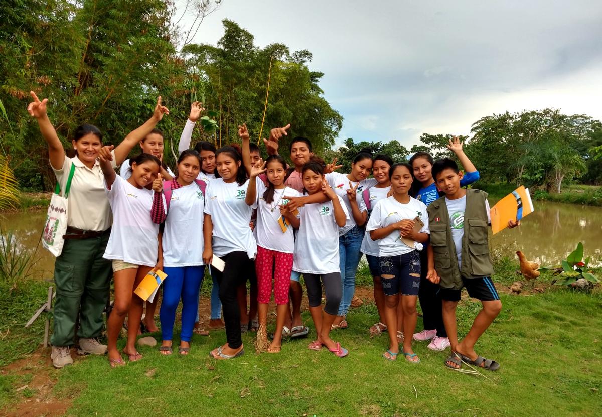 Celsa Ortiz with Yanesha students