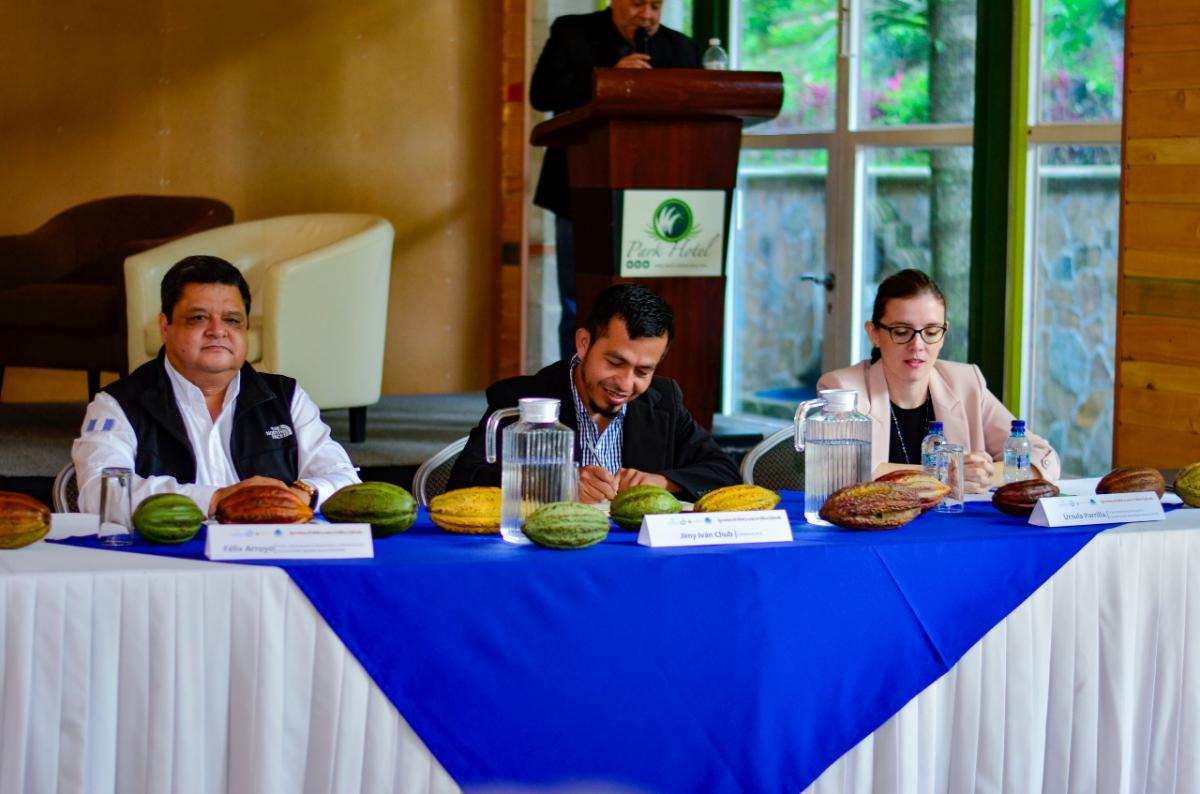 Felix Arroyo, del Fondo Nacional para la Reactivación y Modernización de la Actividad Agropecuaria (FONAGRO); Jimy Chub Leal, de FUNDALACHUA; y Úrsula Parrilla, coordinadora de la Oficina de la UICN en Guatemala; en el acto de cierre del Proyecto. 