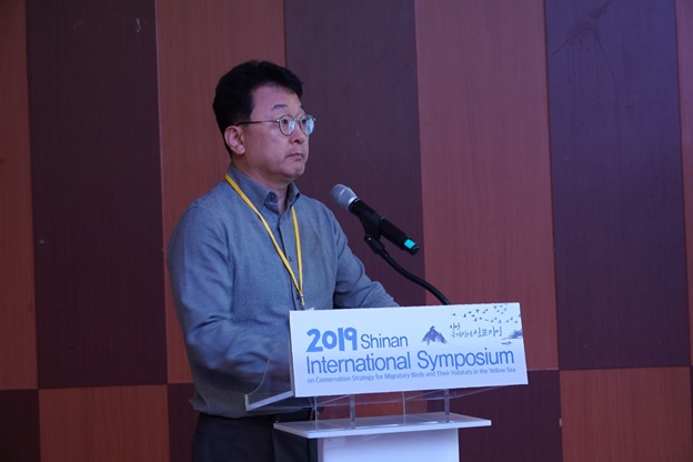 Dr. Sangjin Lee, Environmental Economist, presents the UNDP Yellow Sea Large Marine Ecosystem Project (YSLME) during the workshop