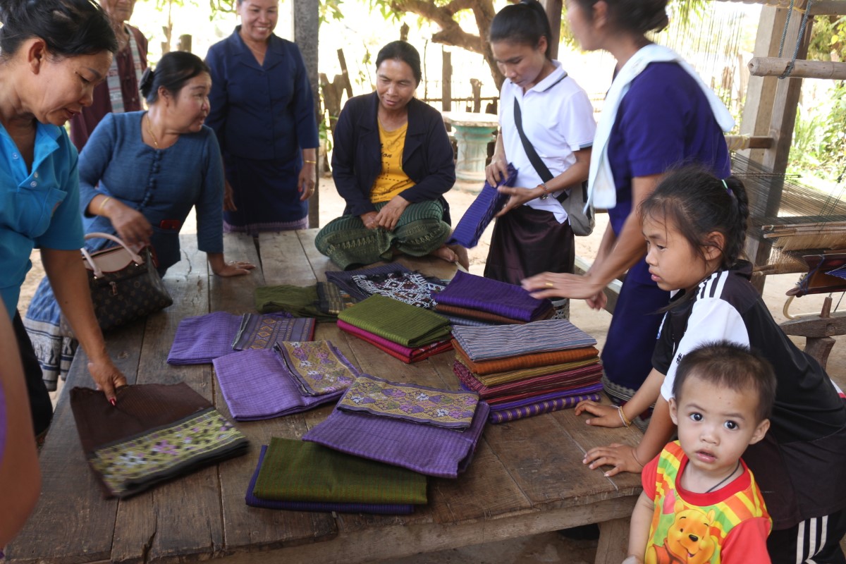 Handwoven fabrics, Lao PDR, skirts, Sarong, Lao sinh
