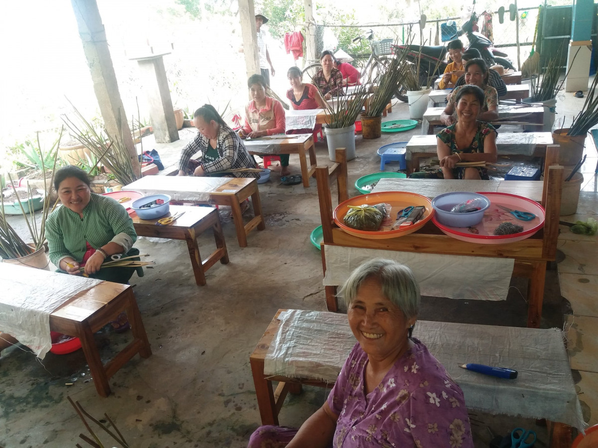 Local women participated in IUCN training on lotus fiber extraction