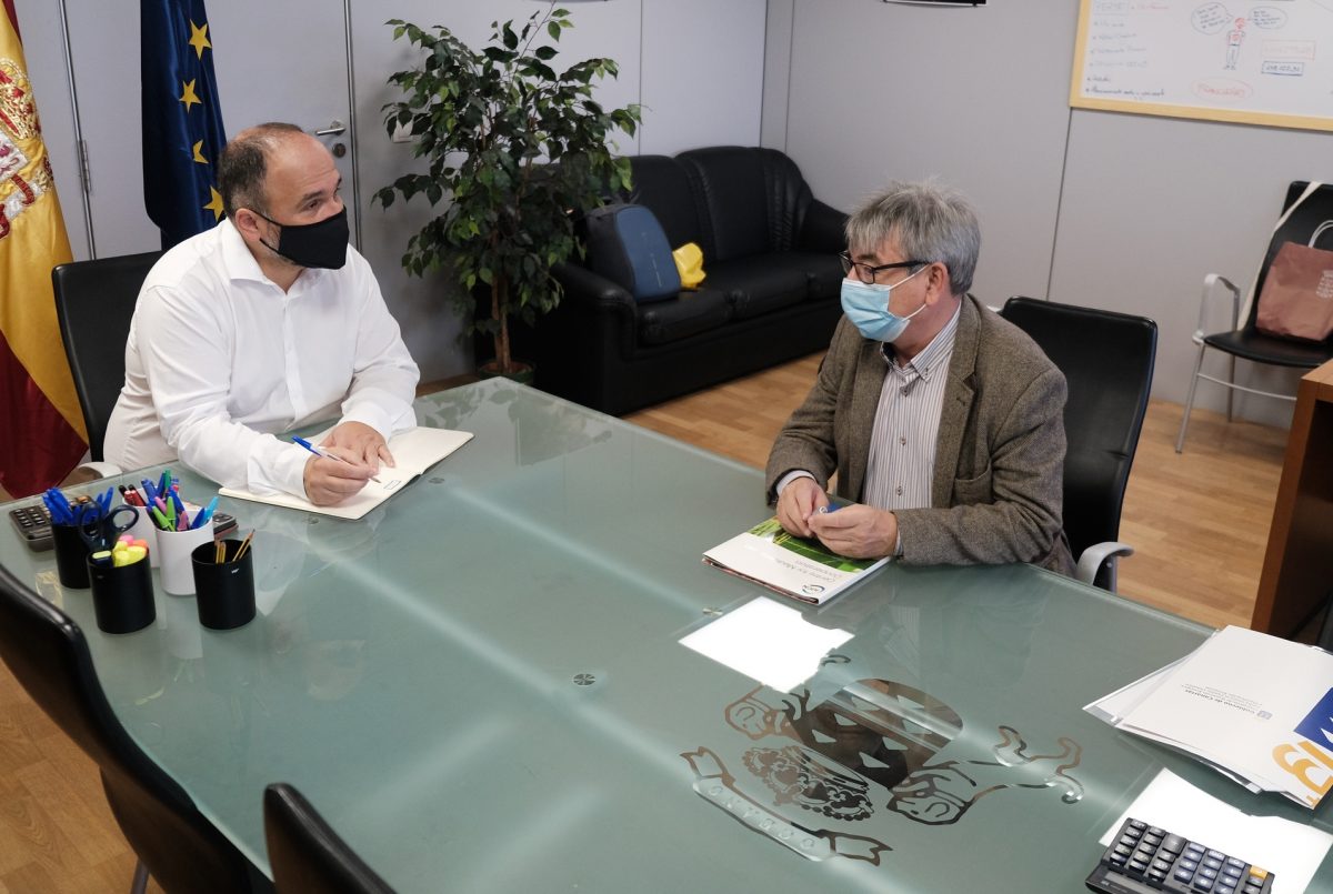 José A. Valbuena and Antonio Troya sign membership agreement for Canary Islands, IUCN