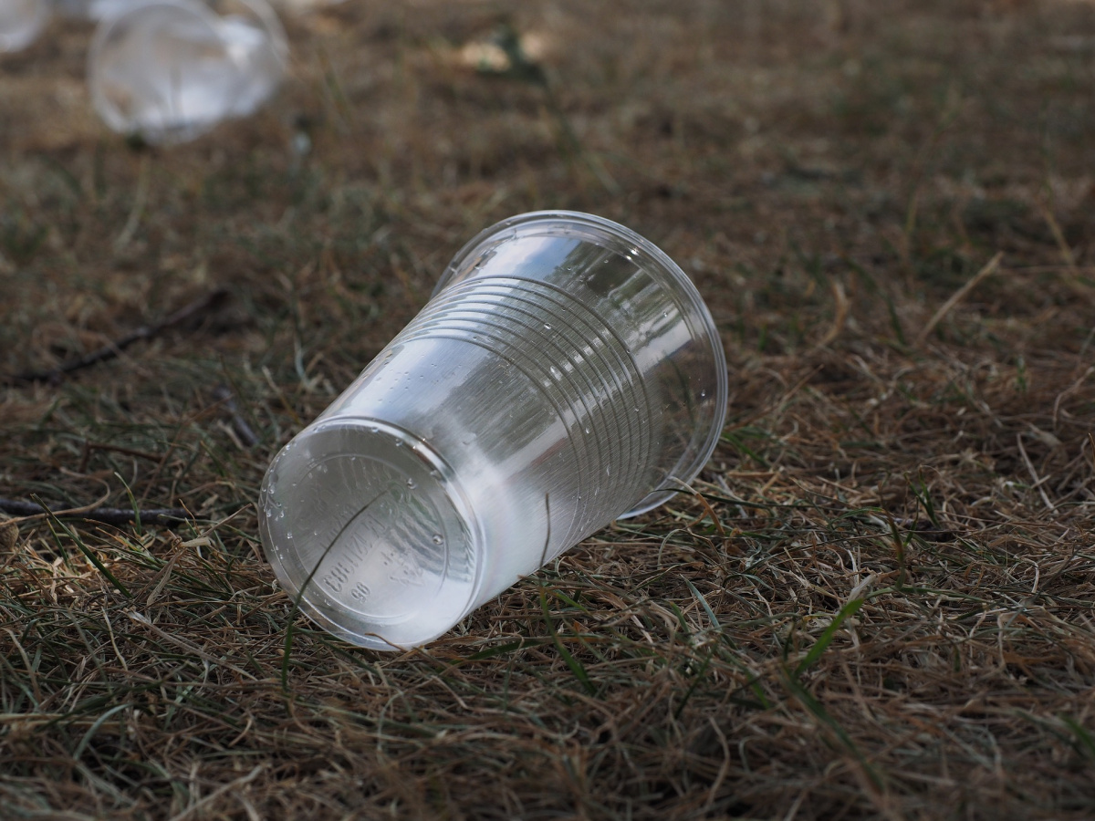 Plastic beverage cups