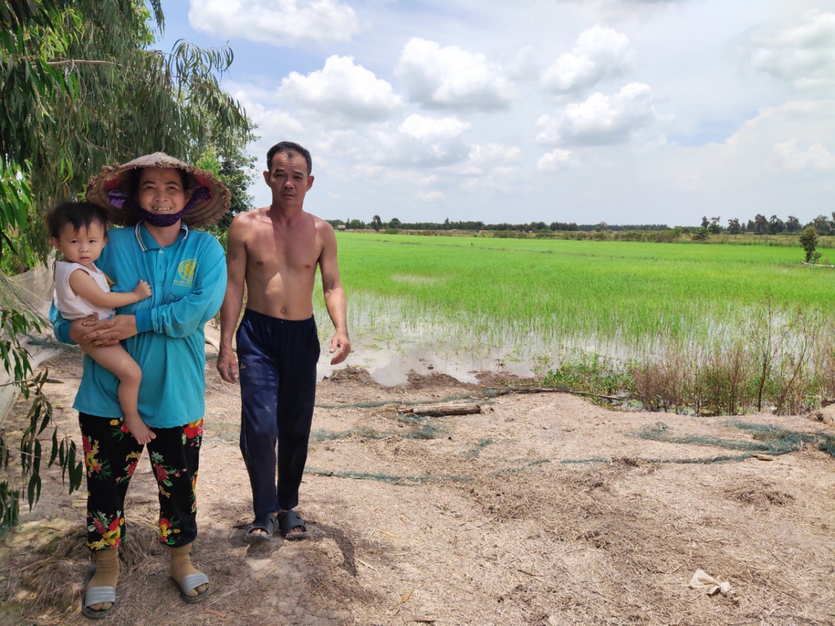 Farmers in Lang Sen Wetland NR cultivating floating rice 