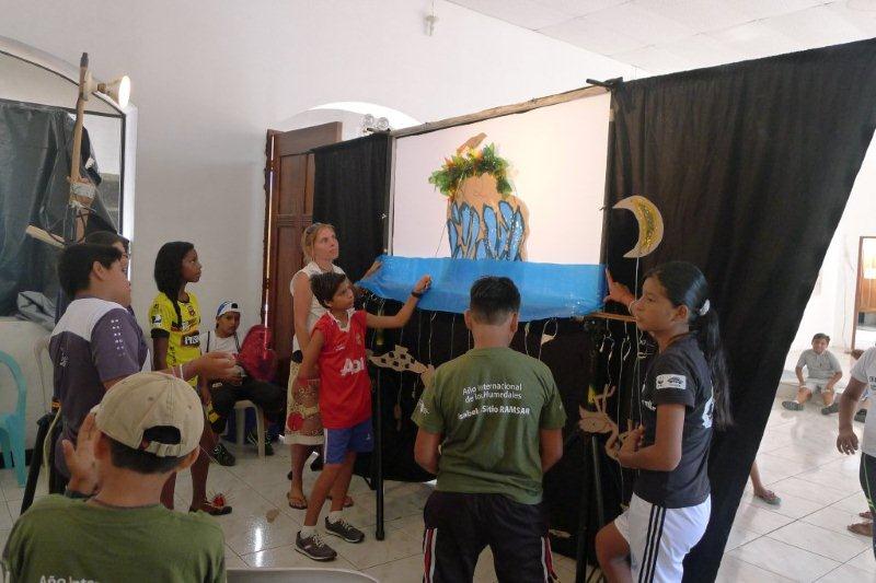 School children prepare for the shadow puppet show about conserving the mangrove finch of Isabela