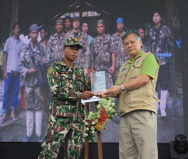 Dr Chamniern Vorratnchaiphan, IUCN Thailand Country Representative, presents a trophy to ranger at World Ranger Day, Khao Yai National Park.