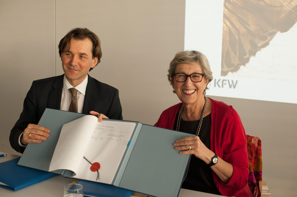 Julia Marton-Lefèvre, IUCN Director General and Roland Siller, Member of the KfW Management Committee, Director for Europe and Asia sign the agreement on tiger conservation