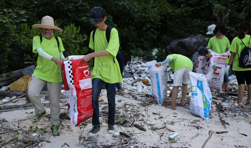 Lots of polystyrenes were collected by volunteers during IUCN&#039;s recent coastal cleanup day in Vung Ha islet, Ha Long Bay © IUCN Viet Nam