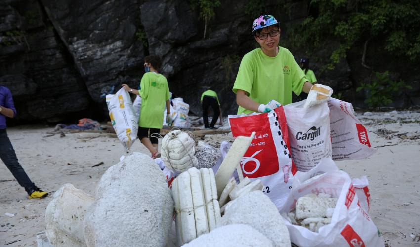 Lots of polystyrene collected by volunteers in Vung Ha islet, Ha Long Bay / IUCN Viet Nam