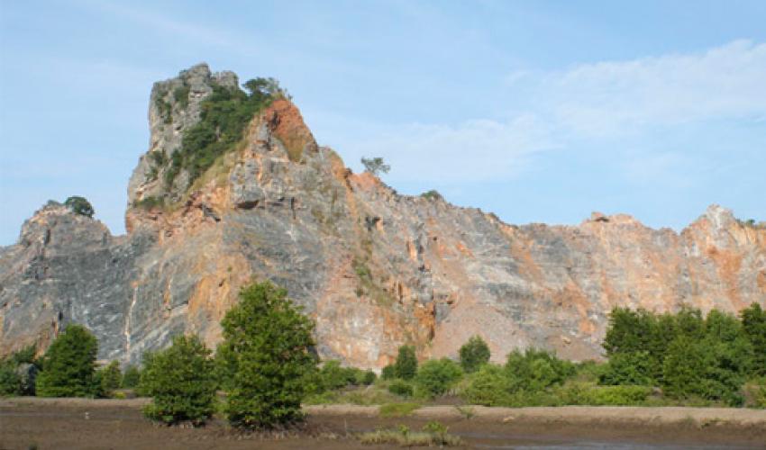 Part of the ongoing destruction of the Hon Chong hills © Louis Deharveng