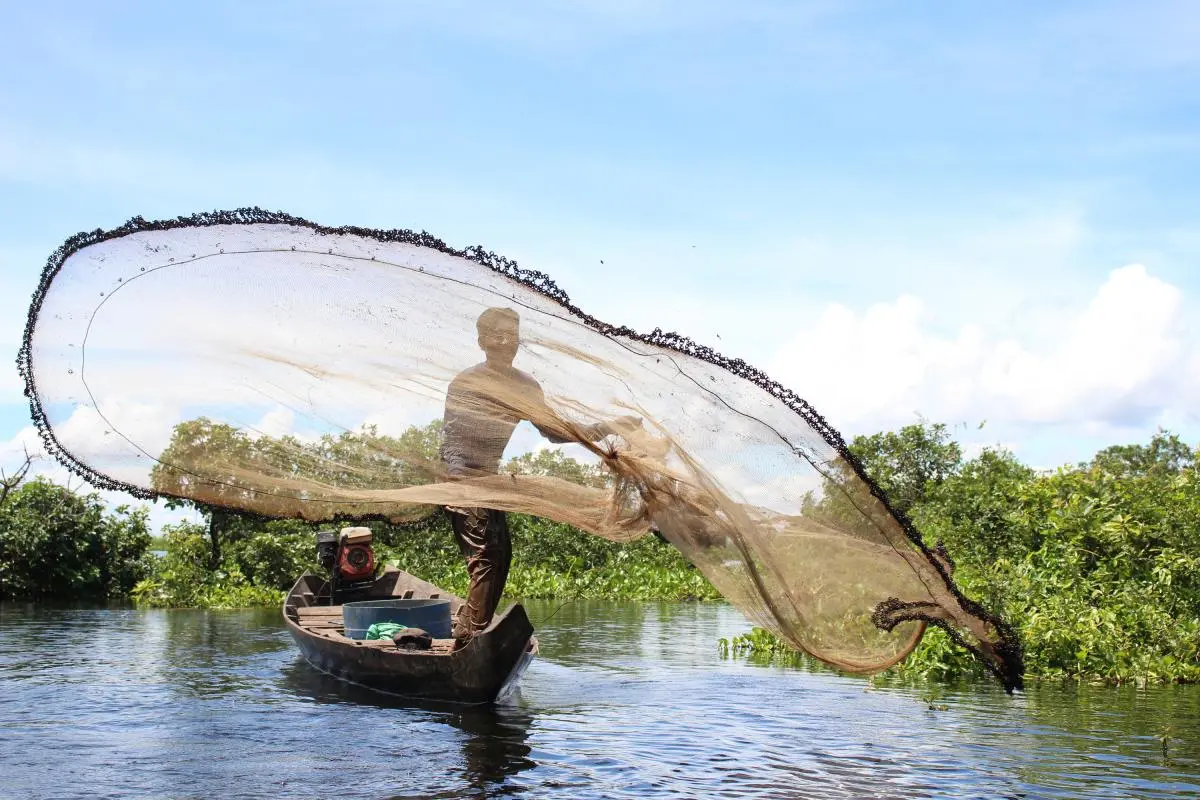 Fisherfolk fishing with castnet at Balot CPA in Boeung Chhmar © IUCN Cambodia / Pheakdey