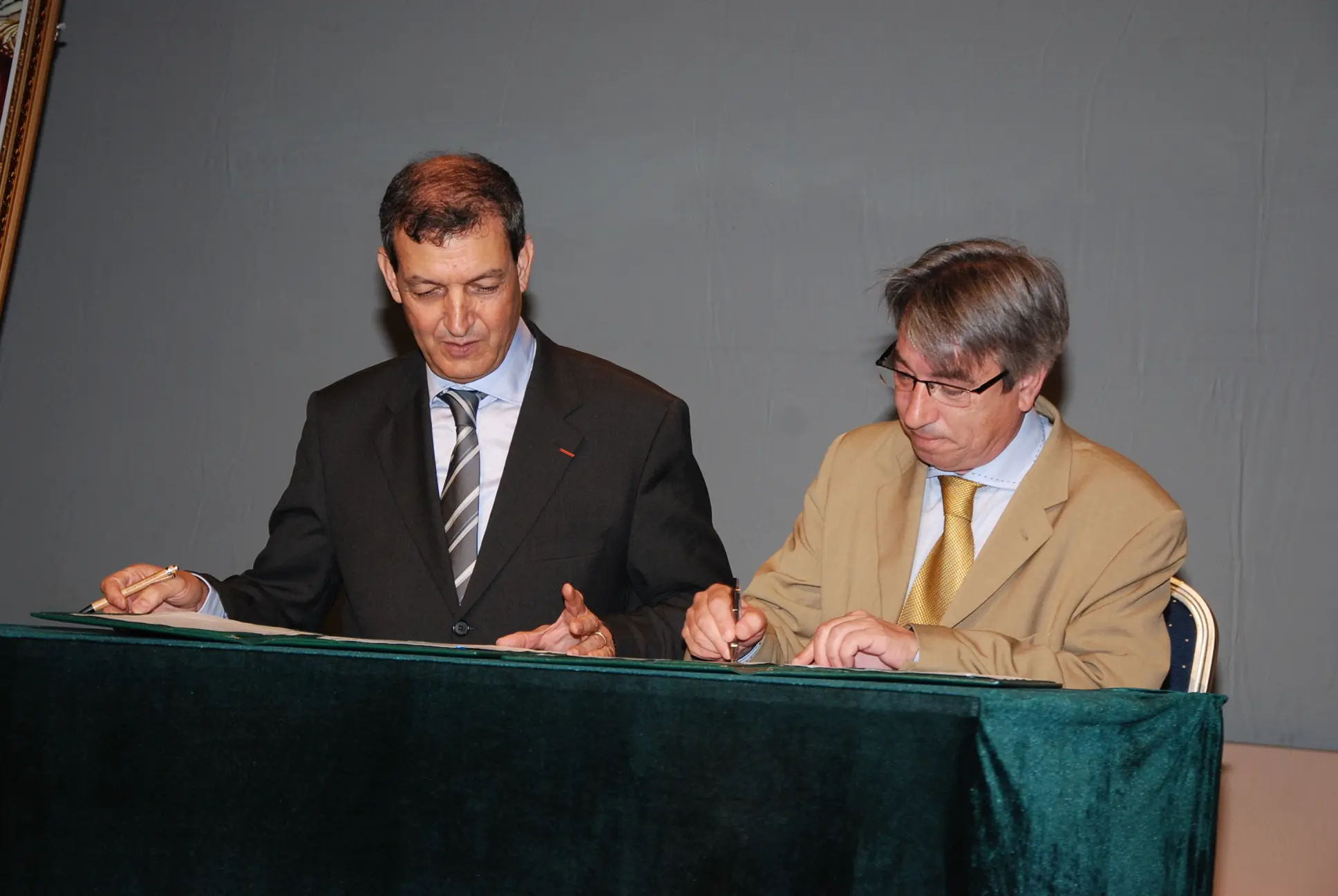 Signature d'accord de coopération entre le Haut Commissaire aux Eaux et Forêts et à la Lutte Contre la Désertification,  
Dr.Abdeladim LHAFI	et le directeur de l'UICN-Med, Antonio Troya.