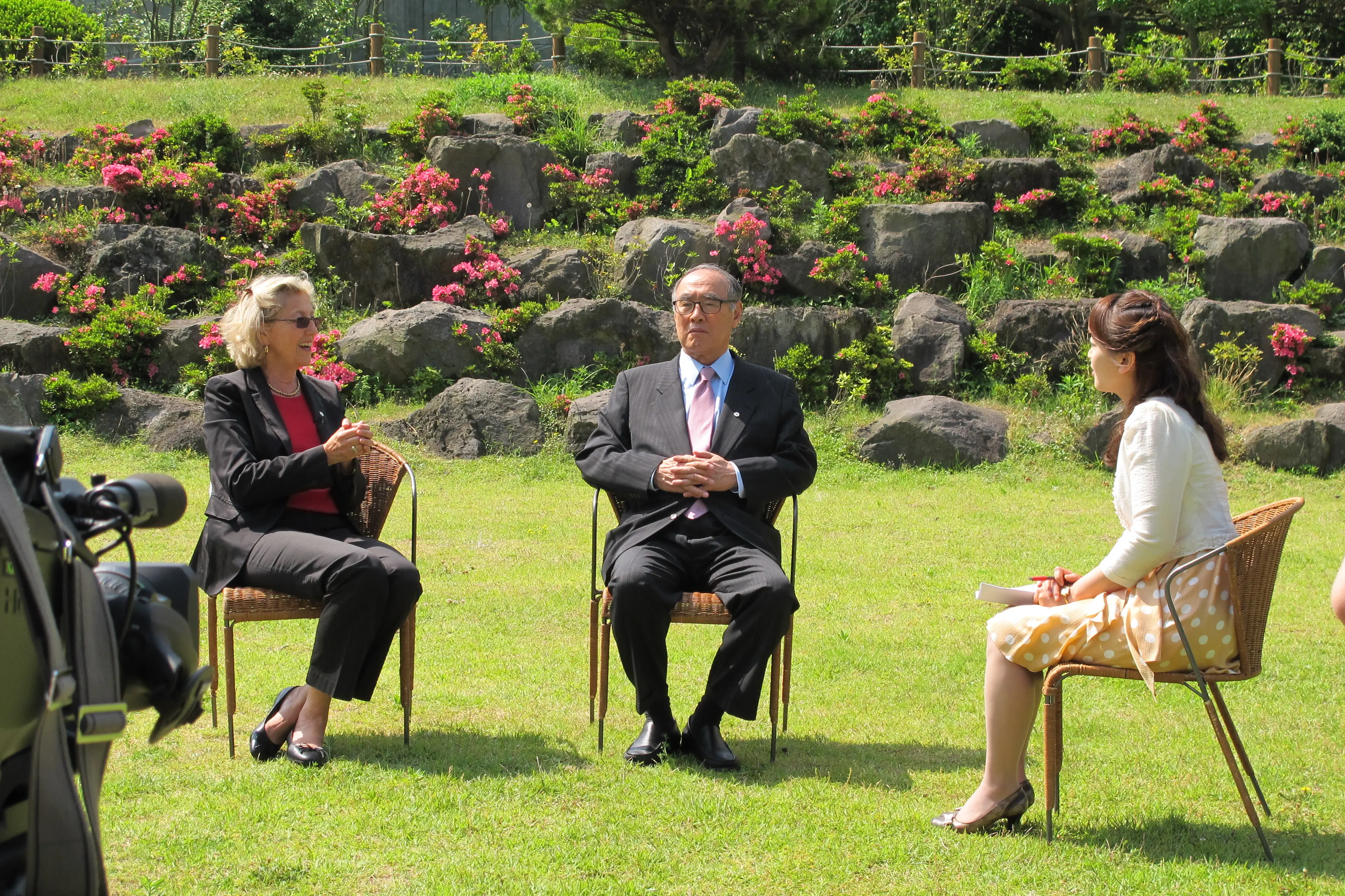 Julia Marton-Lefèvre and Lee, Hong Koo during a TV interview with KBS during D-100 in Jeju